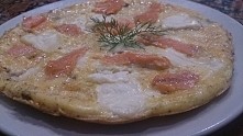 Śniadanie, omlet z dwóch jajek, cebulą, pieczarkami, plasterkiem sera i plasterkiem łososia :-D