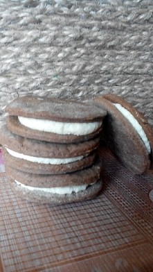 DOMOWE CIASTECZKA OREO CIASTO: - 1½ szkl mąki - ¾ szkl cukru pudru - łyżeczka proszku do pieczenia - 3 łyżki kakao - 3 żółtka - 180 g masła - szczypta soli. Masło ugniatamy z mą...