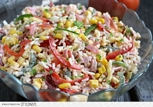 Sałatka ryżowa po wegiersku  Składniki:  ryż długoziarnisty Kupiec( lub basmati Kupiec)150g, salami 100g, ser ementaler 100g, kukurydza 1/2 puszki, 1 pęczek natki, 1 papryka cze...