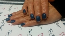 Sea Stone od Neonail idealny do jesiennych stylizacji. Na dwóch paznokciach dodana Aurora Glow.