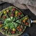 kalafior w cieście od pizzy, z dodatkiem pesto, awokado, grzybami a także ze szpinakiem i pomidorami koktajlowymi. Można dodawać także smażony boczek lub szynkę (kto co lubi). Przepis ani zdjęcie nie jest moje ;)