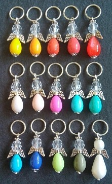 Breloczki - aniołki jako upominek dla gości za przybycie na uroczystość