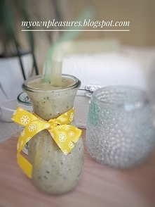 Koktajl z pestką awokado i natką pietruszki.
myownpleasures.blogspot.com