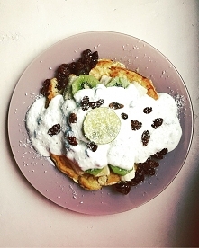 Owsiany omlet na słodko pod śnieżną kokosową kołderką