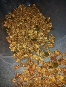 1 szklanka płatków zbożowych, np owsiane
4 łyżki pestek (np dyni i słonecznika)
4 łyżki orzechów (np migdałów i laskowych, ja je nożem trochę rozdrabniam, niektórzy mielą, ale j...