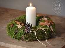 4. Wieniec wykonany z mchu. Idealny jako dekoracja świątecznego stołu (świeca w cenie wieńca). Dostępny w trzech rozmiarach 19, 25, 33 cm średnicy. Na zdjęciu wianek 25 cm średn...