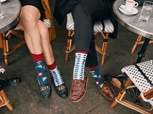 Uwielbiam takie kolorowe skarpetki! Sama mam kilka par w jakiś ciekawy wzorek ;P
Dobry pomysł dla prezent jak dla mnie :D