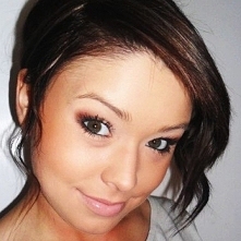 Uniwersalny makijaż ślubny dla małych oczu