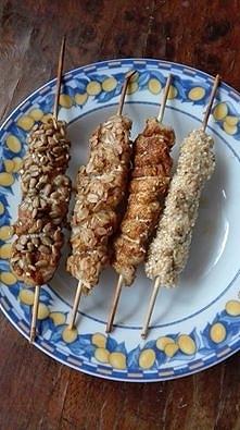 Szaszłyki z kurczaka

Składniki:
1 podwójna pierś z kurczaka
mleko
bazylia suszona
przyprawa do kurczaka
sezam
ziarna słonecznika
płatki owsiane
olej

Przygotowanie:
Filety z ku...