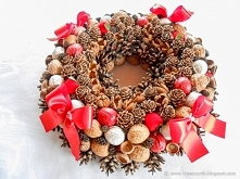 Choinka i wianki wykonane z naturalnych surowców, z przewagą szyszki sosnowej oraz inne dodatki: orzechy, żołędzie, szyszki bukowe, szyszki z olszyny itp.