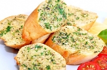 Udostępnij Grzanki z masłem czosnkowo - ziołowym Składniki: 1 bagietka pół kostki masła 2-3 ząbki czosnku 3-4 łyżki posiekanej natki pietruszki 2 szczypty ziół prowansalskich 2 szczypty oregano Sposób przygotowania: Bagietkę pokroić i wyłożyć brytfankę wyłożoną papierem do pieczenia. Masło połączyć z czosnkiem, który należy przecisnąć przez praskę. Dodać posiekaną natkę pietruszki, zioła prowansalskie i oregano. Doprawić solą i pieprzem. Tak przygotowanym masłem smarujemy bagietki i wstawiamy do piekarnika na 10-15 minut w temperaturze 200 stopni. Smacznego.