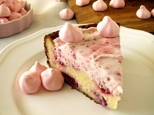 Tort z białą czekoladą i malinami