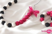 Naszyjnik z filcowych kulek.

W drogerii możemy kupić gotowe kulki filcowe i wcale sami nie musimy ich robić. Wystarczy Nam jeszcze wstążka, kordonek.W ten prosty spoób przygotu...