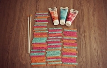 Patyczki Przyjemności Pomysł jest taki, że patyczki malujemy akrylową farbą a potem wypisujemy na nich rozmaite zadania, których celem jest sprawienie przyjemności drugiej osobi...