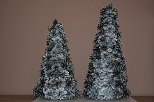 Ręcznie robione choinki z szyszek, wkleiłam też żołędzie i koraliki, całość pomalowałam białą emalią. Tą większą oddałam już w prezencie dla mamy. W realu prezentują się cudowni...