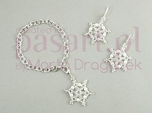 Taki oto pomysł na zawieszkę śnieżynkę. Kliknijcie w obrazek, a zobaczycie dokładnie jak zrobić :). Wygląda ślicznie.