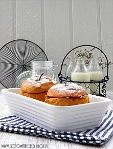 Pieczone jabłka nadziewane ciastkami imbirowymi