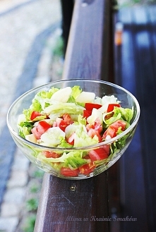 Sałatka z sałatą lodową, ogórkiem i pomidorem