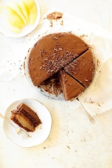 Tort z musem czekoladowym i gruszkami