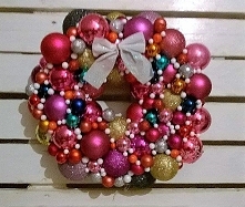 Ręcznie robiony wieniec świąteczny z bombek.