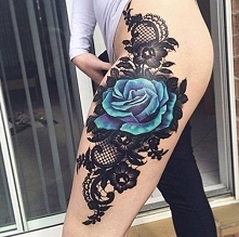 tatuaże damskie niebieska róża na udzie