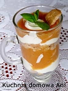 Deser jogurtowy z brzoskwiniami