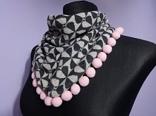 Chusta z pomponami na zimow...