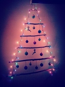 choinka 

gałązki, sznurek, bombki, światełka i własną inwencja :)