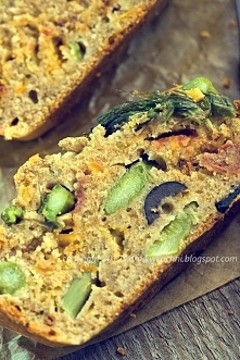 Chlebek ze szparagami, suszonymi pomidorami i oliwkami