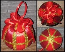 Bombka o średnicy 10cm, zdobiona satynowymi wstążkami i złotymi cekinami, z piękną dużą kokardą, świetny prezent na święta.