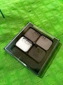 Ingrid ciąg dalszy. Tak zakochałam się !  Inne cienie do brwi, henna czy   kredki niech się chowają :p 3 cienie i wosk, którego nigdy nie używam jest dla mnie zbędny. Ale cienie...