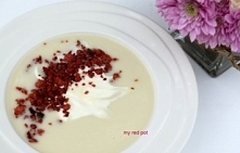 Kremowa zupa kalafiorowa z chrupkim chorizo i jogurtem.