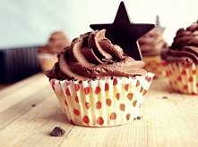 Cupcakes ozdobione czekoladowym kremem z whisky
