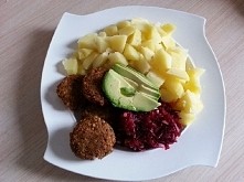 Ziemniaki z buraczkami, awokado i falafelem (z przepisu Jadłonomi).