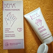 Odżywczy krem do rak z masłem shea i olejkiem ze słodkich migdałów idealny dla osób z suchymi lub popękanymi dłońmi. Bema Love Bio krem do rak zabezpiecza przed zimnem jednocześ...