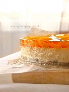 Gotowany sernik waniliowy z owocami i galaretką