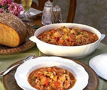 Bigos - przepis Macieja Kuronia Klasyczne danie polskie - 1,5 kg kiszonej kapusty, (0,5 kg świeżej kapusty) 0,5 kg wieprzowiny (łopatka, od szynki itp), 0,5 kg wołowiny bez kośc...