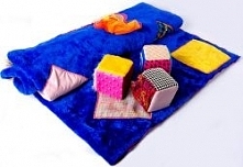 Dywan sensoryczny
wykonany jest z miękkich i bezpiecznych materiałów, a niektóre pola są dodatkowo wypukłe, bo wypełnione grochem lub innym sypkim materiałem.
Na materiałowym po...