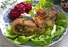 Kieszonki ze schabu z pieczarkami, porem i rzodkiewką

 500 g schabu,
150g żółtego sera,
300 g pieczarek,
jasna część pora,
pęczek rzodkiewek,
sól,
pieprz,
słodka czerwona papry...