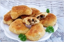 Ziemniaczane, panierowane pierożki z pieczarkami Ciasto: 1,5 kg ziemniaków, 6 łyżek mąki ziemniaczanej, 6 łyżek mąki pszennej, 2 jajka, sól Farsz: 500g pieczarek lub innych grzy...