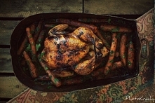 Pieczone kurczę z glazurowanymi marchewkami