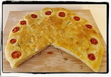 Focaccia z Apulii z pomidorkami
