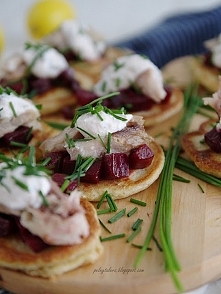 Placki z burakami, wędzoną makrelą i kremem chrzanowym