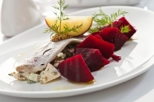 Sałatka śledziowa z pieczonymi burakami w miodzie
SKŁADNIKI:
300 g buraków małych
300 g śledzi matjas
1/2 cytryny
1 jabłko
1 cebula
30 g majonezu
 
1 łyżeczka musztardy francusk...