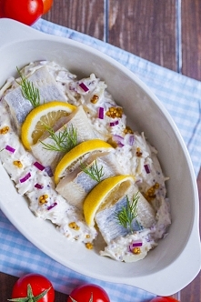 Śledzie w sosie z jabłkami w sosie musztardowym