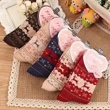 Kiedyś oglądałam jakiś program w tv...Zapytano kilka osób jakiego prezentu nie chcieliby znaleźć pod choinkę.Większa połowa odpowiedziała, że skarpet.

Jestem chyba w mniejszośc...