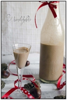 Likier z Nutelli

Składniki:
350ml mleka 3,2%

200ml smietanki 30% (np. laciata )

60g cukru

300g nutelli

70g spirytusu (100 ml)

Opis:
W garnku gotujemy mleko ze smietanka i ...