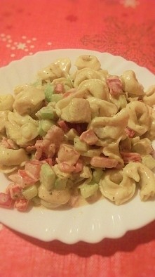 sałatka z tortellini w sosie paprykowo - ziołowym ;)