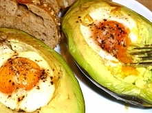 ZAPIEKANE AWOKADO Z JAJKIEM...