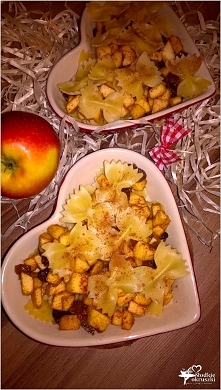 Zapiekany makaron z miodowo-bakaliowym jabłuszkiem